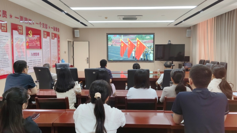市国资委组织干部职工集中观看纪念中国人民抗日战争暨世界反法西斯战争胜利80周年阅兵式